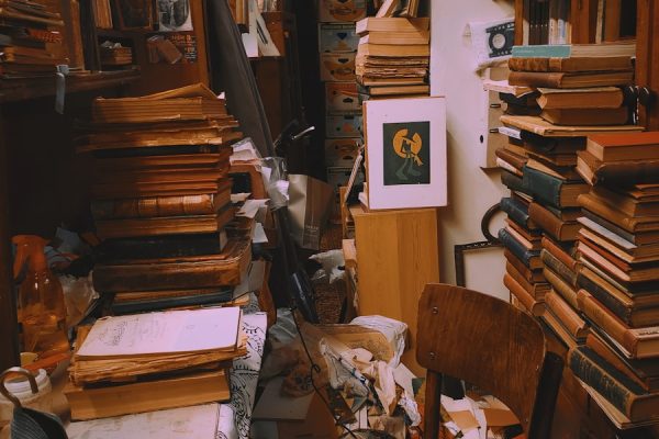 books on tables. Haushaltsauflösung