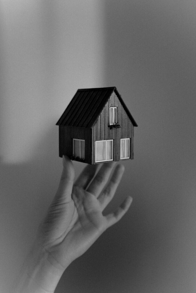 A person holding a small house in their hand. Haushaltsaufl&ouml;sung by ks-haushaltsaufloesung.de